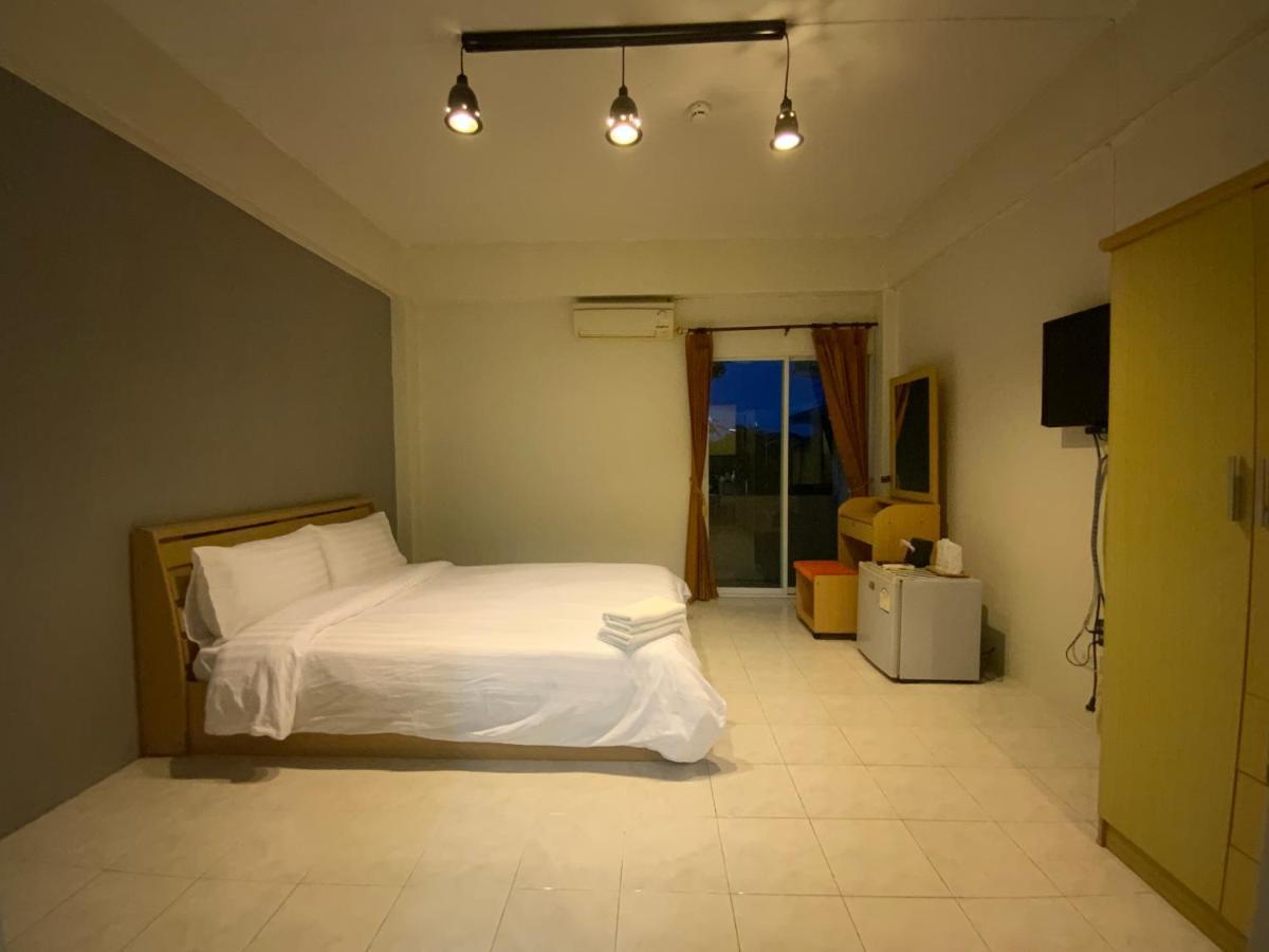 Uh Hostel Bang Saen Exterior photo